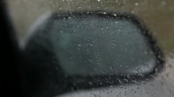 Conduire à travers la tempête de pluie avec des gouttes d'eau sur la fenêtre latérale — Video