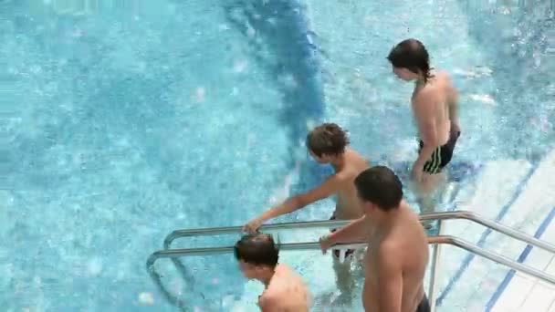 Groupe d'enfants sauter dans la piscine ensemble — Video