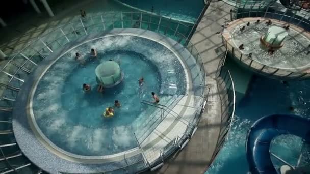 Gente disfrutando del tiempo en piscina — Vídeos de Stock