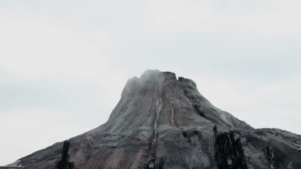 Rauch aus einem kleinen Vulkan — Stockvideo