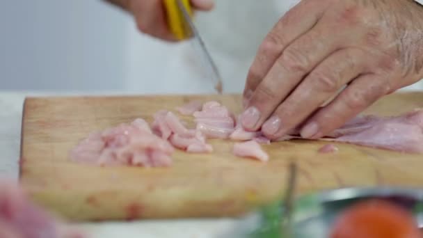 Schneiden kleiner Putenschnitte für Reisgericht — Stockvideo