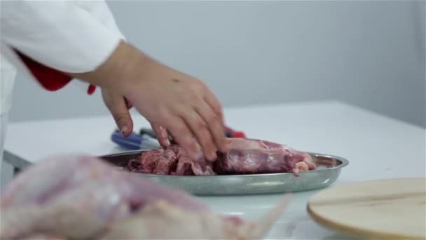 Guardando carne de pavo menos utilizable — Vídeo de stock