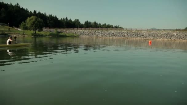 Kayaker maken een bocht in de rivier — Stockvideo
