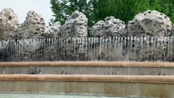 Fontaine avec éclaboussures d'eau — Video