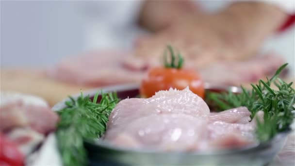 Carnicero haciendo hermosos filetes de pavo — Vídeos de Stock