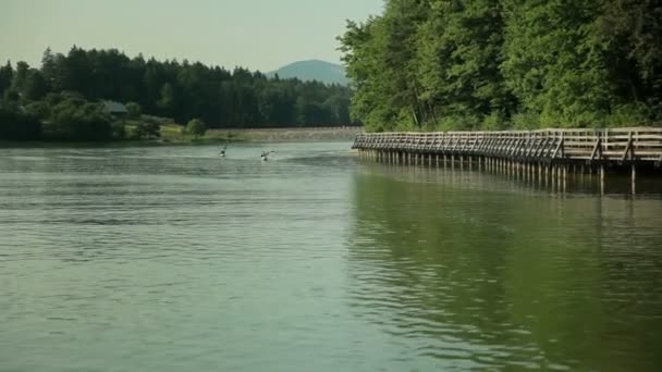 Deux kayakistes ramant jusqu'à la ligne d'arrivée 