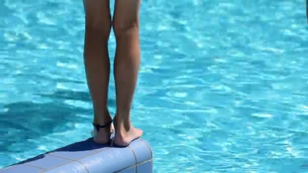Cerca de las piernas del niño mientras salta a la piscina — Vídeo de stock