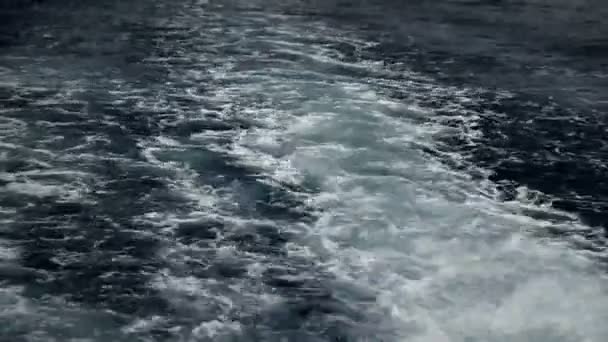 Пузыри в море из-под лодки — стоковое видео