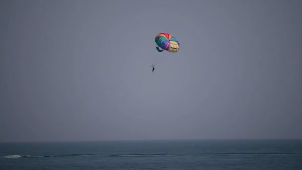 Парашютист, летящий над морем — стоковое видео