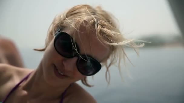 Jonge vrouw genieten van reizen op boot — Stockvideo