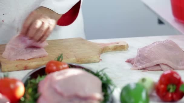 Decorative plate with big cuts of turkey steaks — Stock Video