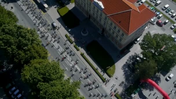 Sky shot de la competencia de bicicletas de inicio en la ciudad — Vídeos de Stock