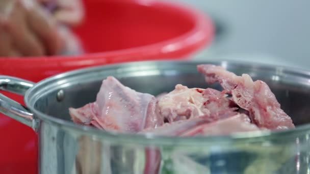 Primer plano de carne de pavo limpia en olla de hierro — Vídeo de stock