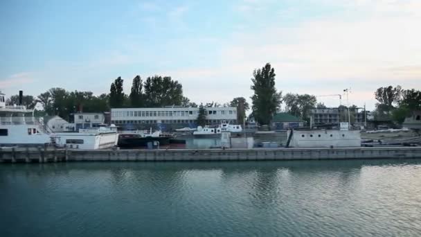 Quais des navires et de l'industrie dans le lac Balaton — Video