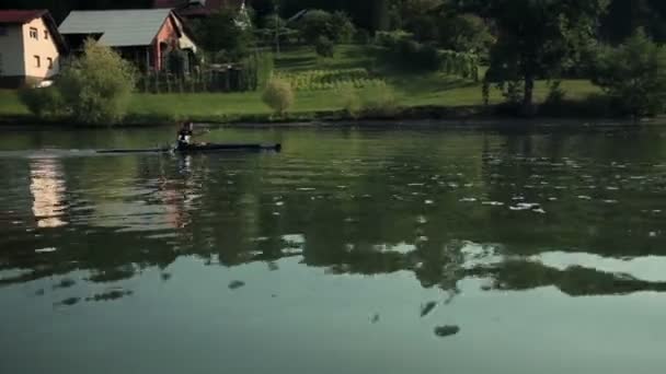 Homem caiaque na bela paisagem da natureza — Vídeo de Stock