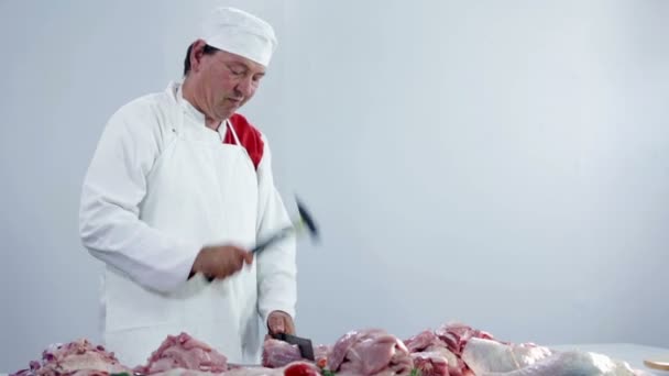 Macellaio che taglia carne di tacchino in macelleria — Video Stock