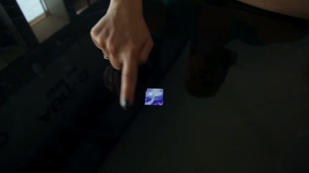Женская рука рисует числа на большом сенсорном экране — стоковое видео