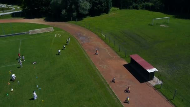 Sky tiro de crianças competindo na corrida de bicicleta — Vídeo de Stock