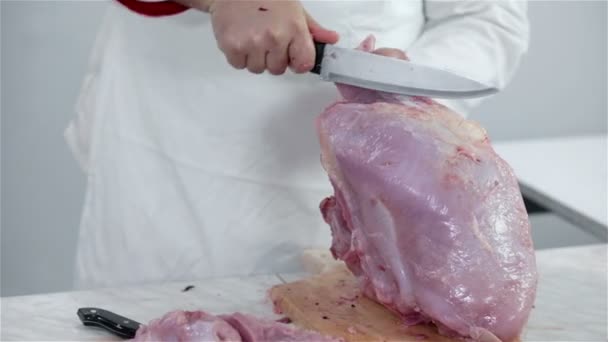 Человек режет индейку на белой кухне — стоковое видео