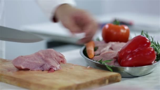Порезать мясо индейки и положить на украшенную железную тарелку — стоковое видео