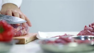 kırmızı eti biftek yaparken aşçı tablo kayar