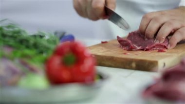 sebze çorbası için kırmızı etin küçük parçalar yapma