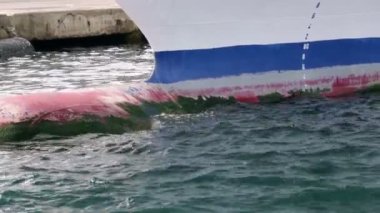 Kırmızı skeg ampul beyaz cruiser pruvada kemerlerinizi bağlayın.