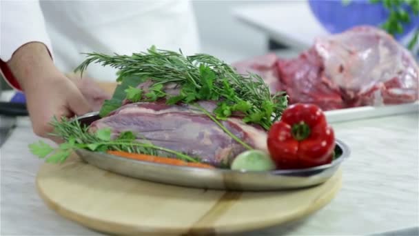 Cozinhe virar prato decorado com bife de carne e legumes — Vídeo de Stock