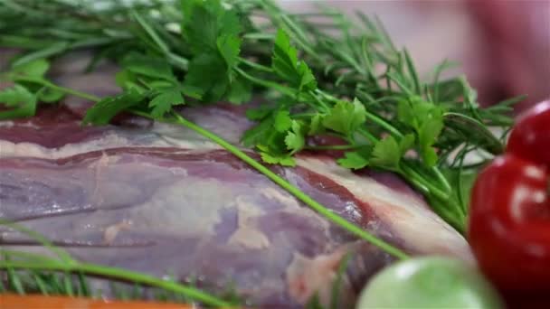 Primer plano en el plato giratorio con carne de res y verduras — Vídeo de stock