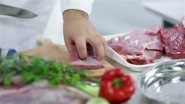 Готовить маленькие кусочки красного мяса для супа — стоковое видео
