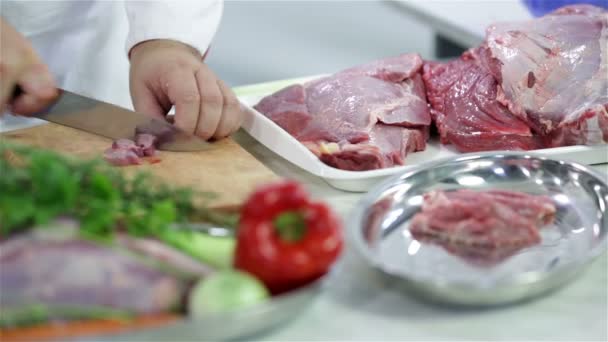 Выстрел из стола из красного мяса и разрезание на мелкие кусочки — стоковое видео