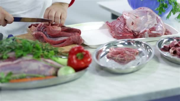 Großes Stück rotes Fleisch schneiden — Stockvideo