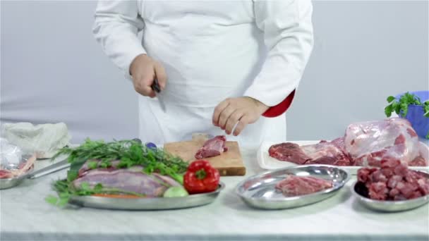 Plan moyen de boucher travaillant avec de la viande rouge — Video