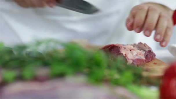 Deslizando através da mesa do chef enquanto corta carne vermelha — Vídeo de Stock