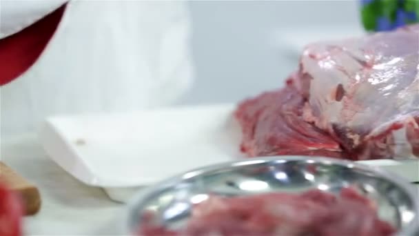 Glisser dans la table du chef tout en arrangeant la viande sur l'assiette — Video