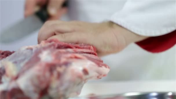 Koch schneidet großes Stück rotes Fleisch aus nächster Nähe — Stockvideo