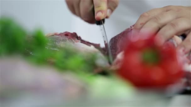 Snijden door middel van rood vlees van dichtbij — Stockvideo