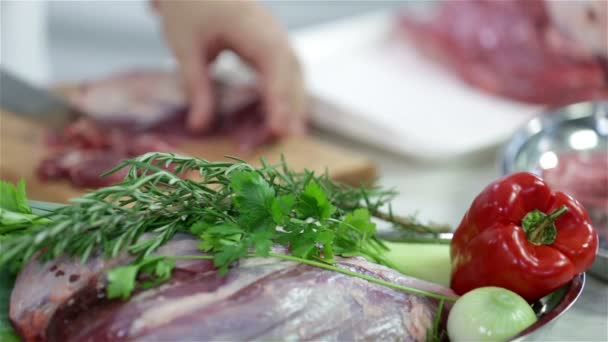 Cuisiner en préparant le dîner à partir de viande rouge — Video