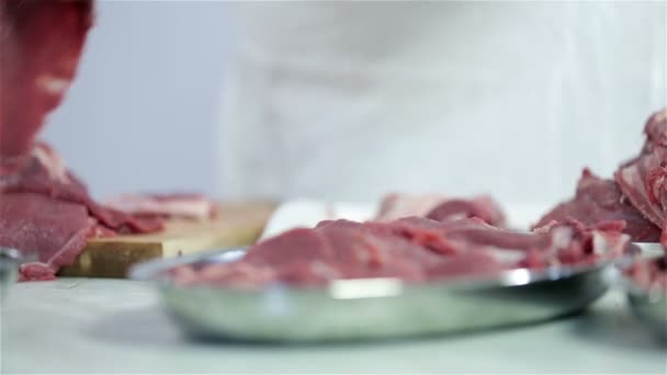 Dana biftek satmak için alüminyum plaka üzerinde toplanıyor. — Stok video