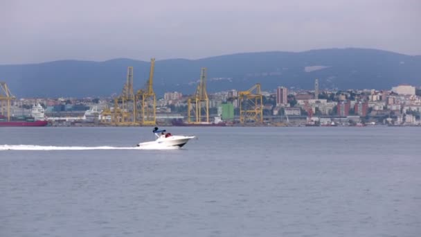 Lancha apressadamente cruzando a vista — Vídeo de Stock