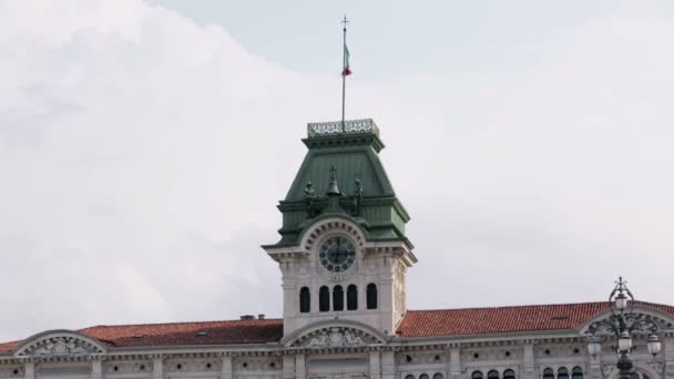 Wieża zegarowa z macha włoskiej flagi na górze — Wideo stockowe