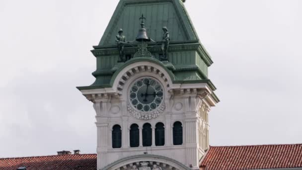 Campanile con enorme orologio sulla parete esterna — Video Stock