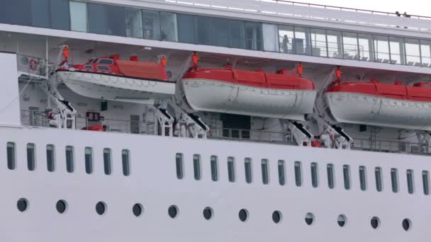 Pan tiro de barcos de segurança no convés médio do cruzador — Vídeo de Stock