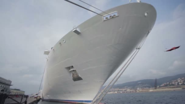 Low angle shot of big white cruiser dock sitting in marine — Stock Video