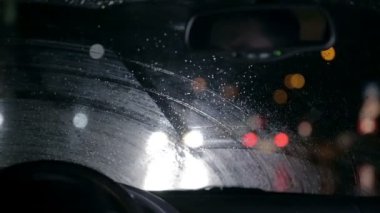 Yağmurlu gece şehirde yavaş nightdrive