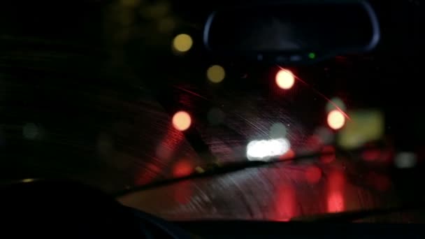 Limpadores de carro removendo a chuva do windshiled em passeio noturno lento — Vídeo de Stock