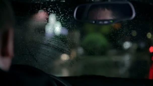 Tergicristalli auto rimuovere la pioggia dal vento durante la notte — Video Stock