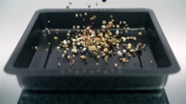 tohumları yavaş yavaş siyah içine düşen tabak slo mo kare.