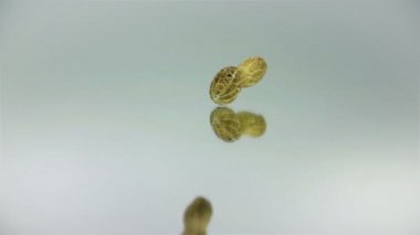 Beyaz arka plan ayna üzerine düşen tüm fıstık