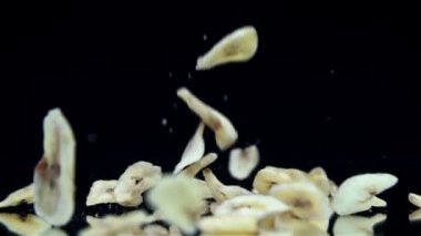 muz parçalarını siyah arka plan üzerine düşüyor